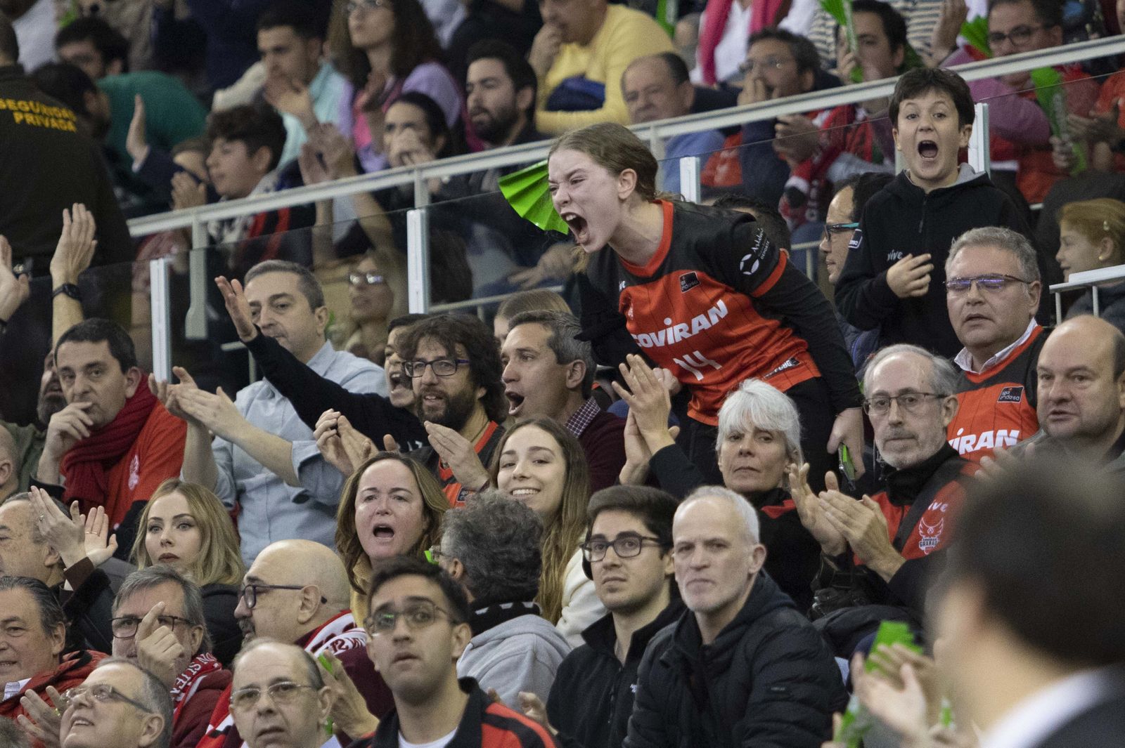 La afición vivió con intensidad el duelo.