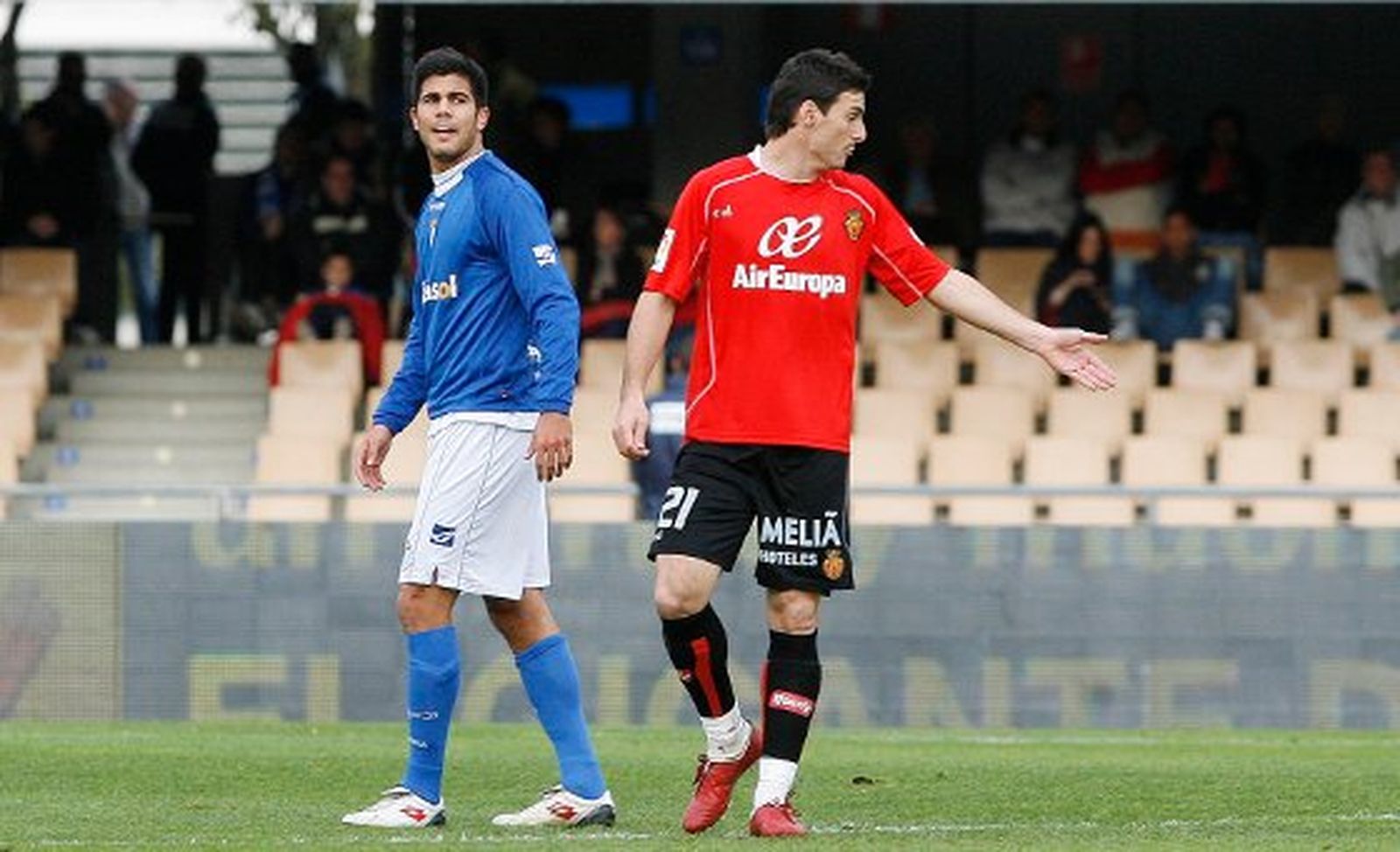 Aythami y Aduriz, en un instante del encuentro jugado ayer en Chapín.

Foto: Pascual