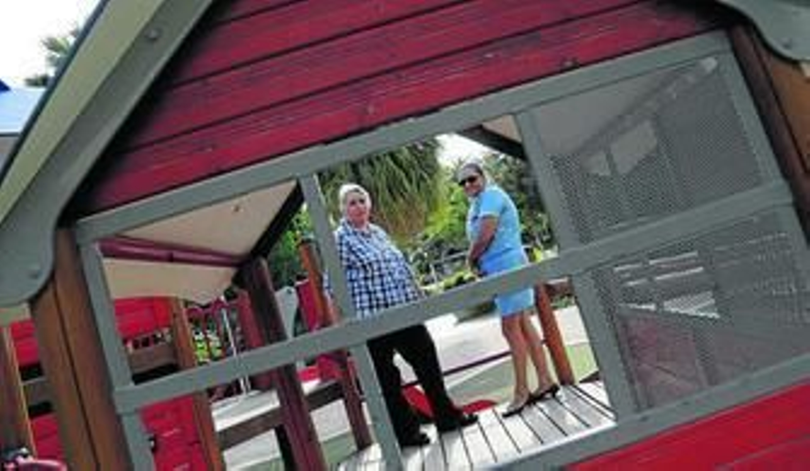 Mari Pepa Alcántara e Inmaculada del Olmo, en un parque infantil.