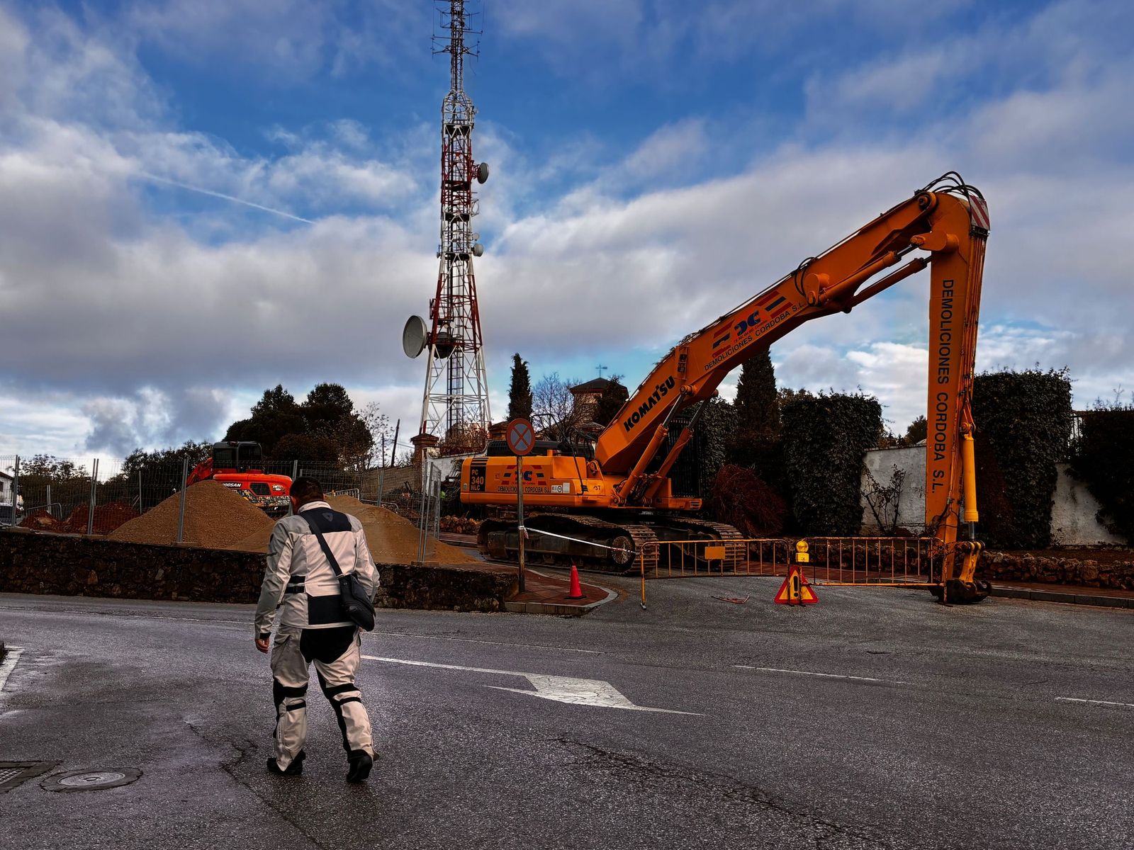 Equipos de demolición en la zona de trabajo.