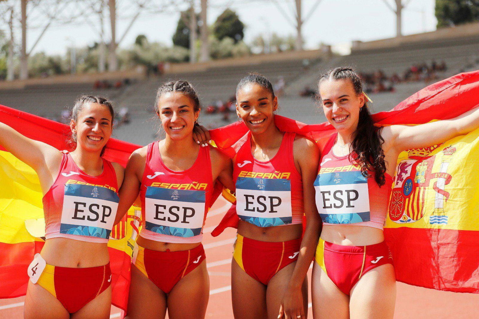 Carmen Avilés, a la derecha, junto a sus compañeras del relevo.