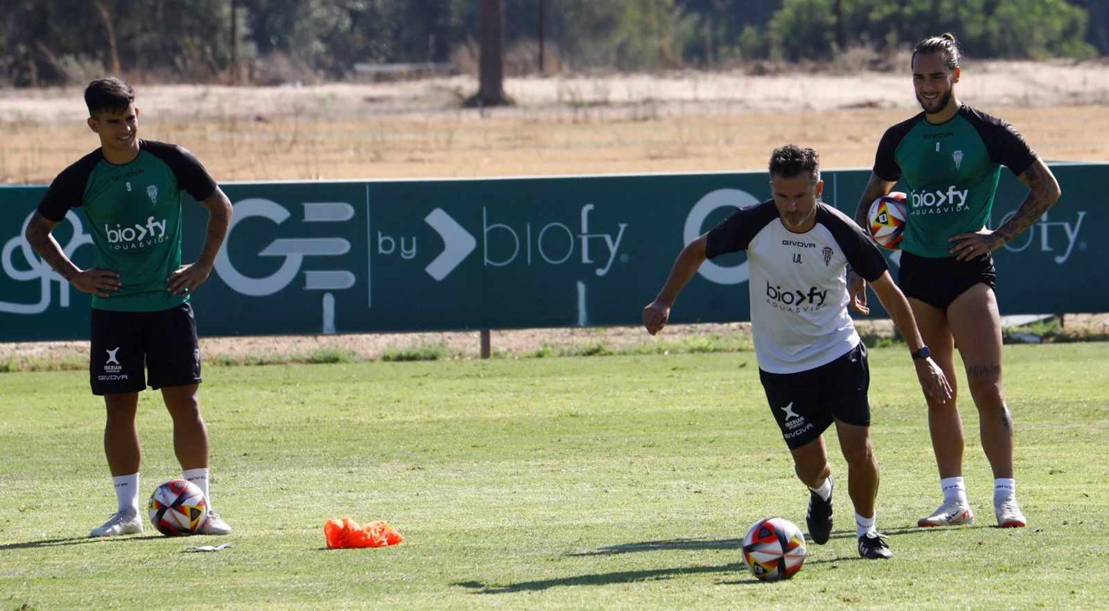 Iván Ania, entrenador del Córdoba CF, se anima a lanzar una falta en un entrenamiento.