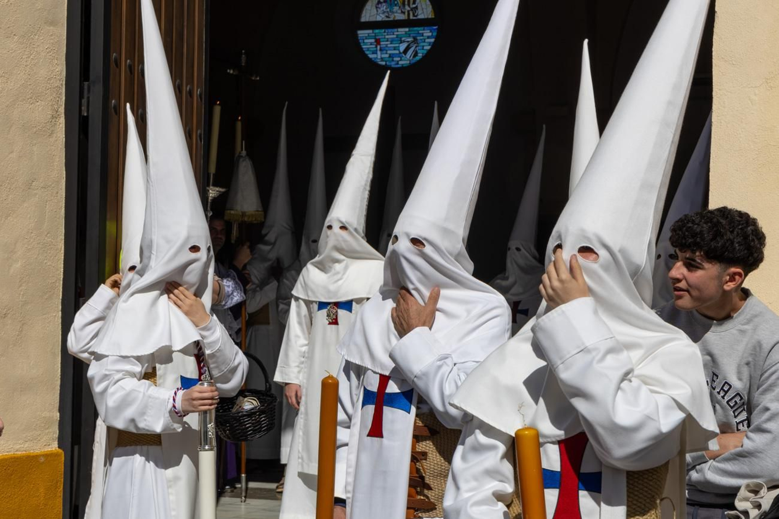 El Miércoles Santo inicia la tarde con los nazarenos trinitarios del barrio de Santa Isabel