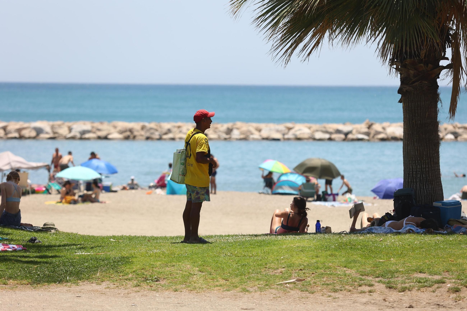 Las fotos del primer lleno de playas en julio en Málaga, con calor, viento y oleaje