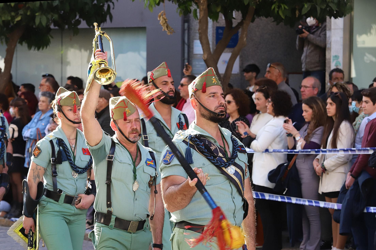 La Legión acompaña al Cristo de la Vera+Cruz en su procesión por Huelva, en imágenes