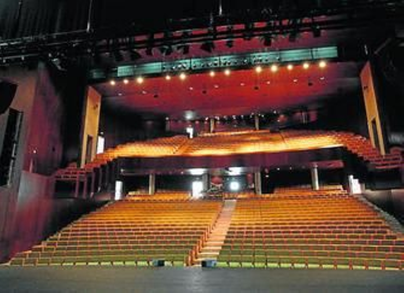 Juan José Martín Uceda con uno de los grupos que visitó ayer el Teatro Auditorio.