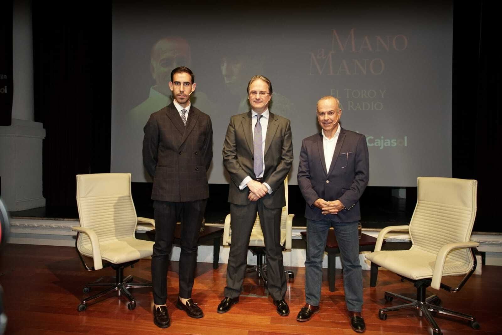 Saúl Jiménez Fortes, José Enrique Moreno y Juan Ramón Romero en la Fundación Cajasol.