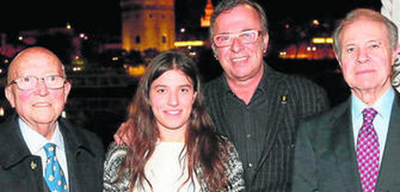 La directora general de Industria, María José Asencio, con los ingenieros colegiados que han cumplido 25 años.