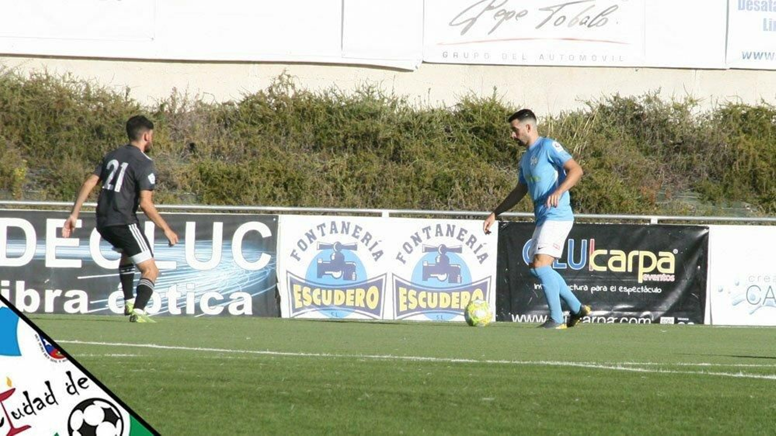 Un jugador del Ciudad de Lucena encara a un rival del Utrera.