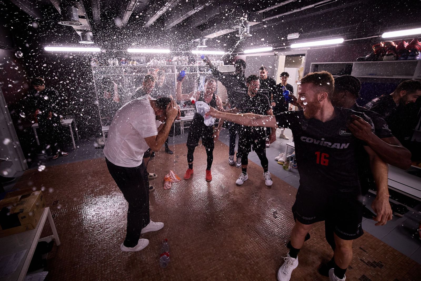 Así se celebró en el vestuario la victoria ante el Valencia Basket.