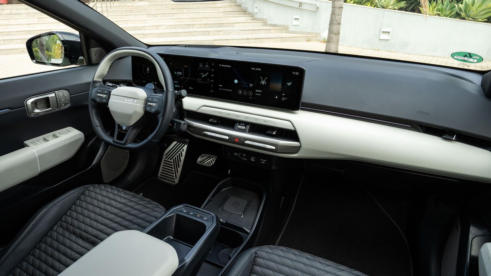 El volante de tres radios, los pedales de acero o la tapicería son algunos de los elementos del habitáculo que, al margen del equipamiento de serie funcional o de confort, distinguen al GT-line.