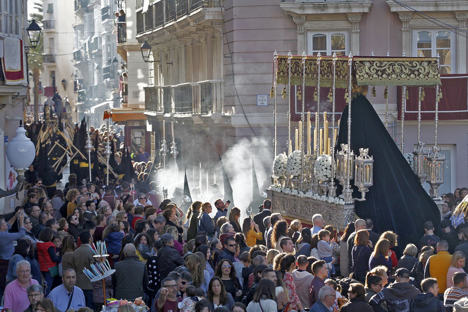 El palio de la Virgen de la Salud enfila hacia Pelota después de ser la primera cofradía en entrar en la nueva carrera oficial.