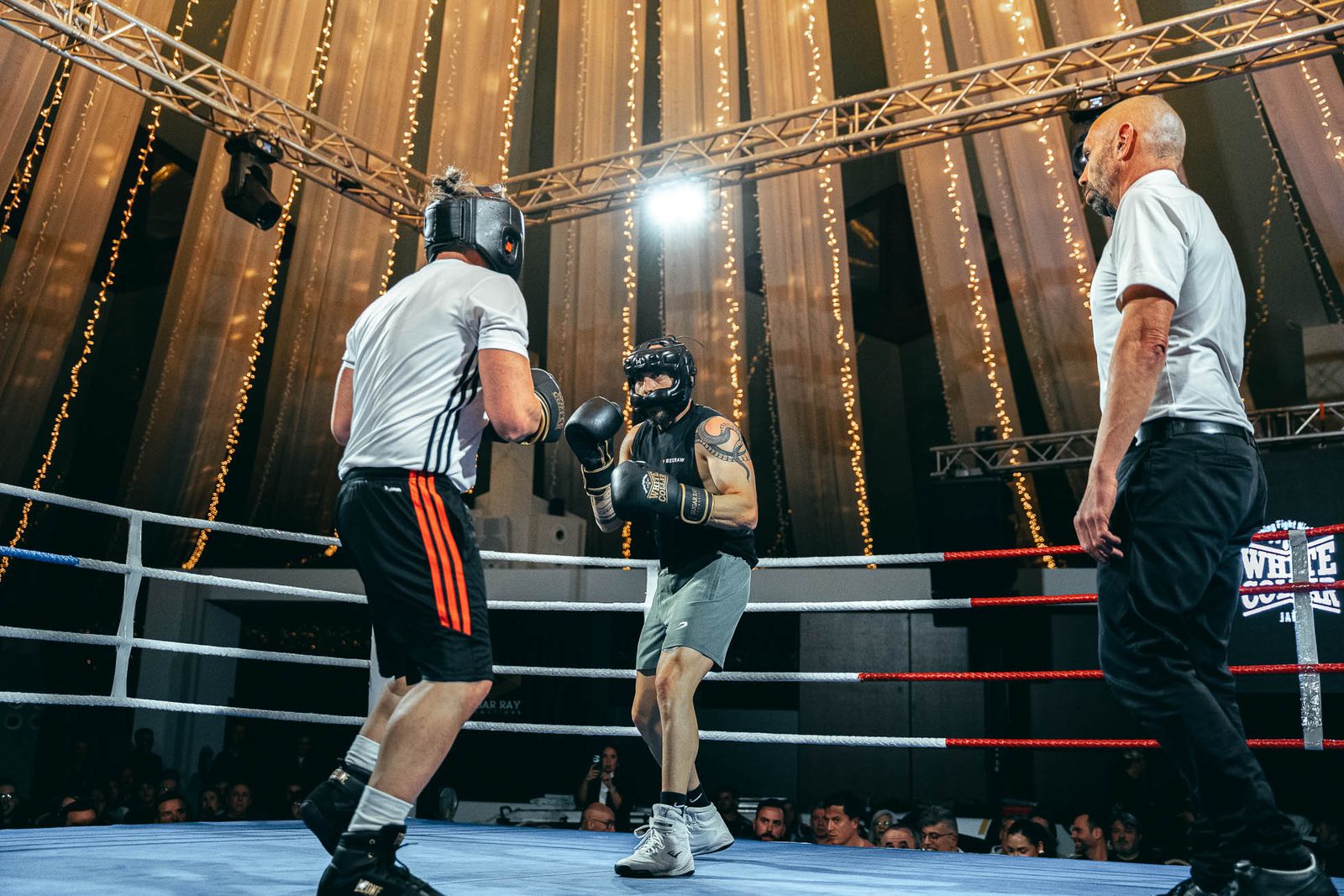 En imágenes: golpes solidarios en una impresionante White Collar Boxing