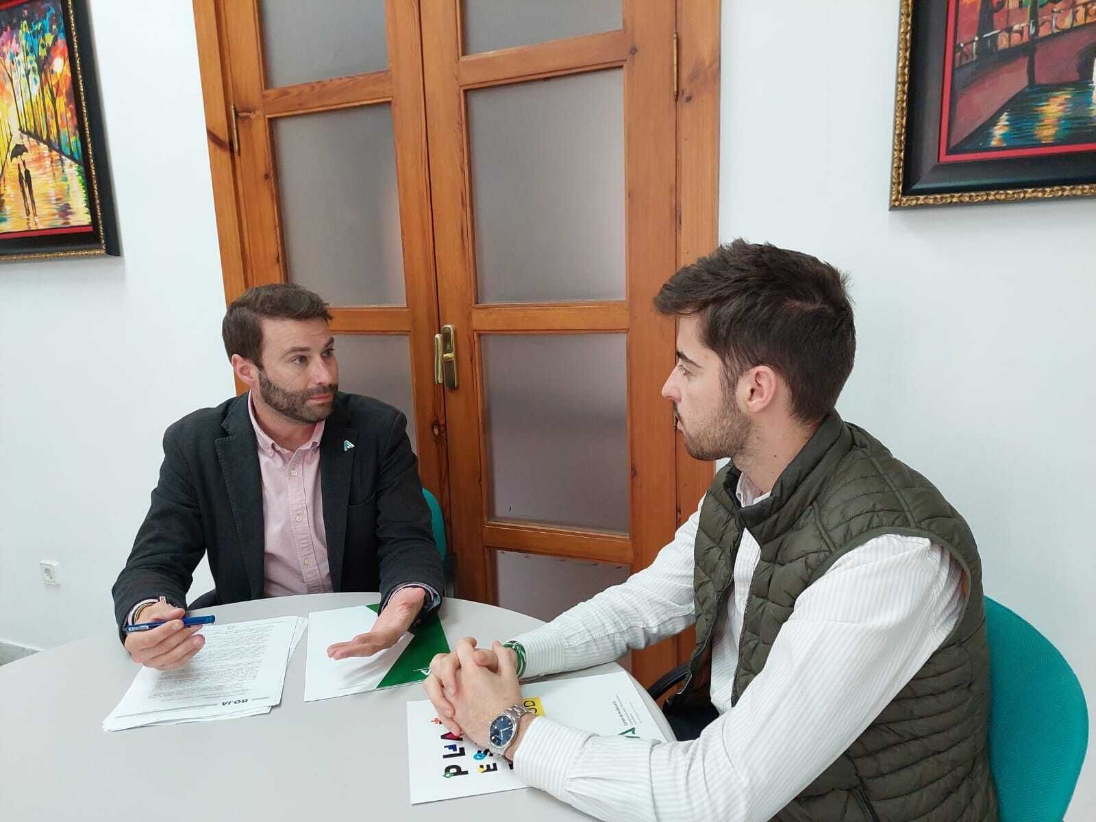 El delegado de Inclusión Social en Almería charla con un joven.
