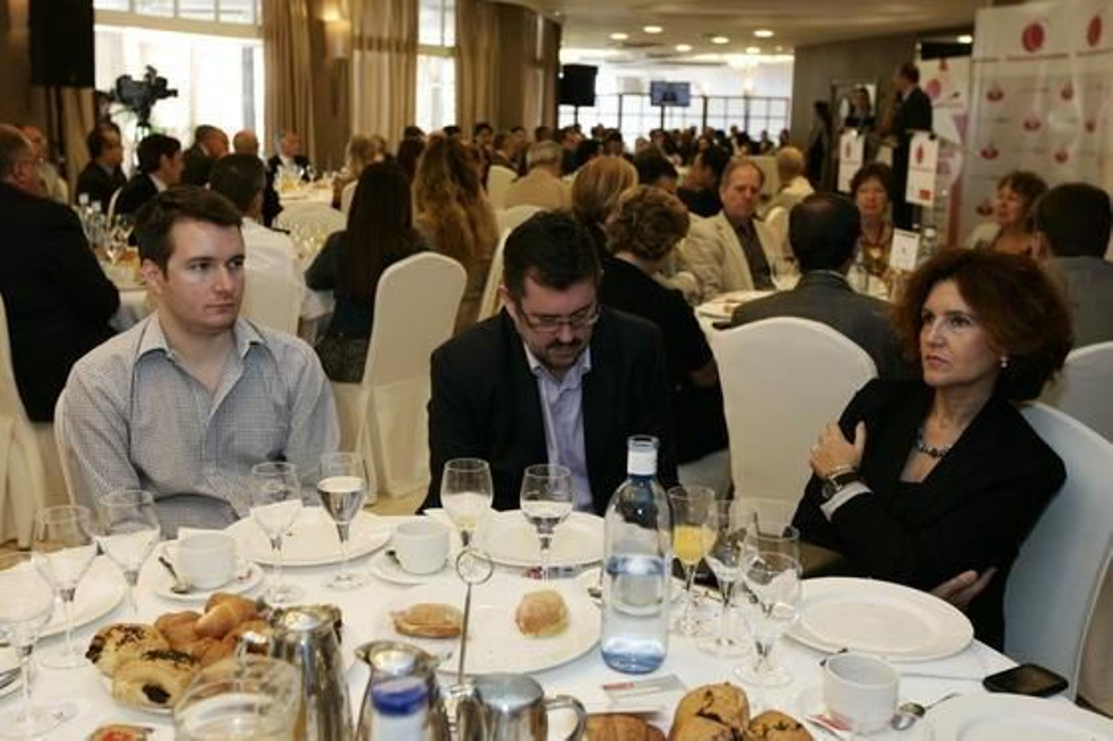 Agustín de Sagarra y Rafael Esteban, concejales de Izquierda Unida en el Ayuntamiento de Almería, junto a Carola Rodríguez, responsable del Grupo Municipal en la capital

Foto: Rafael G. / Javier Alonso