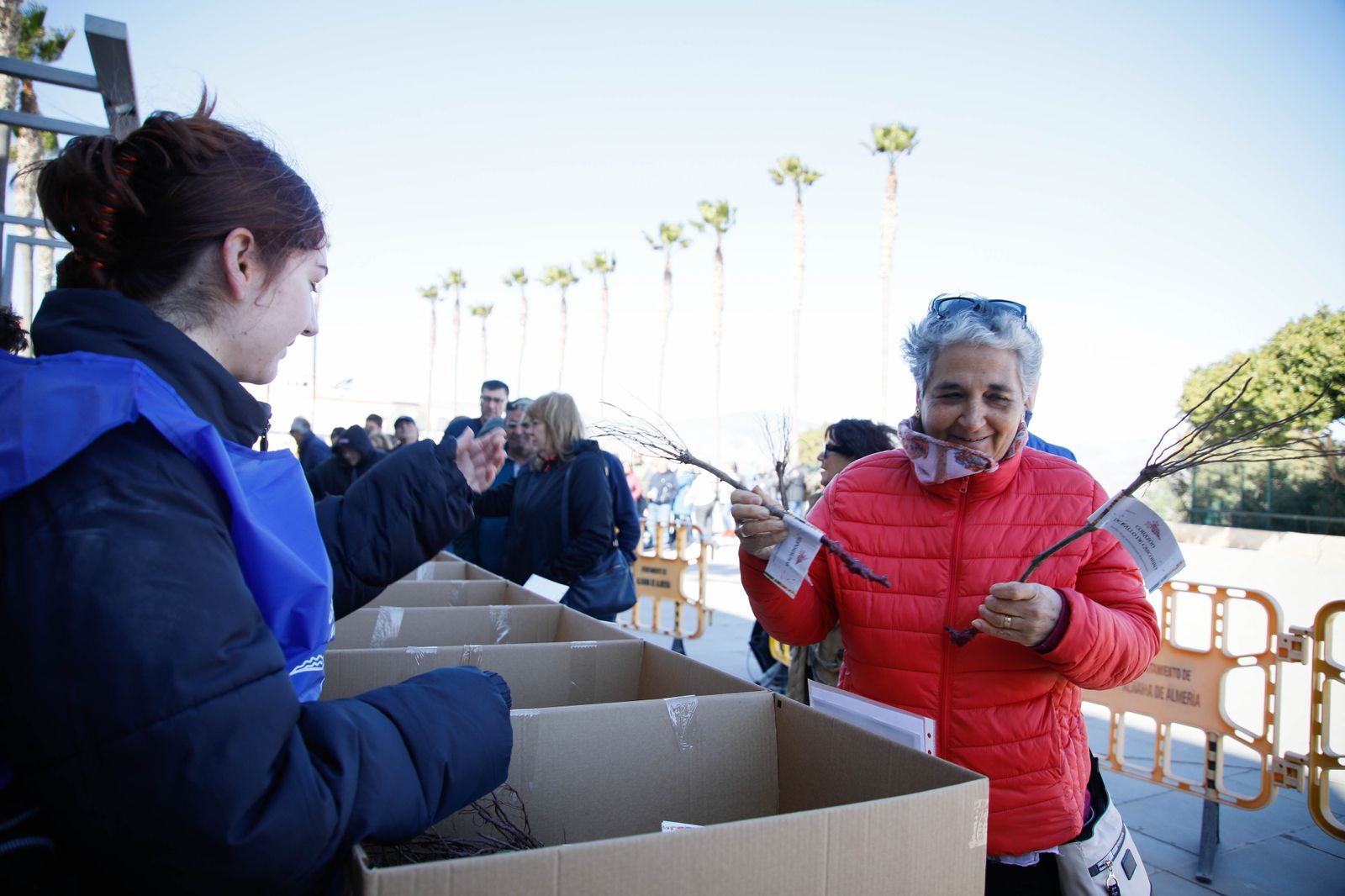 Imágenes del reparto de Parras en Alhama de Almería