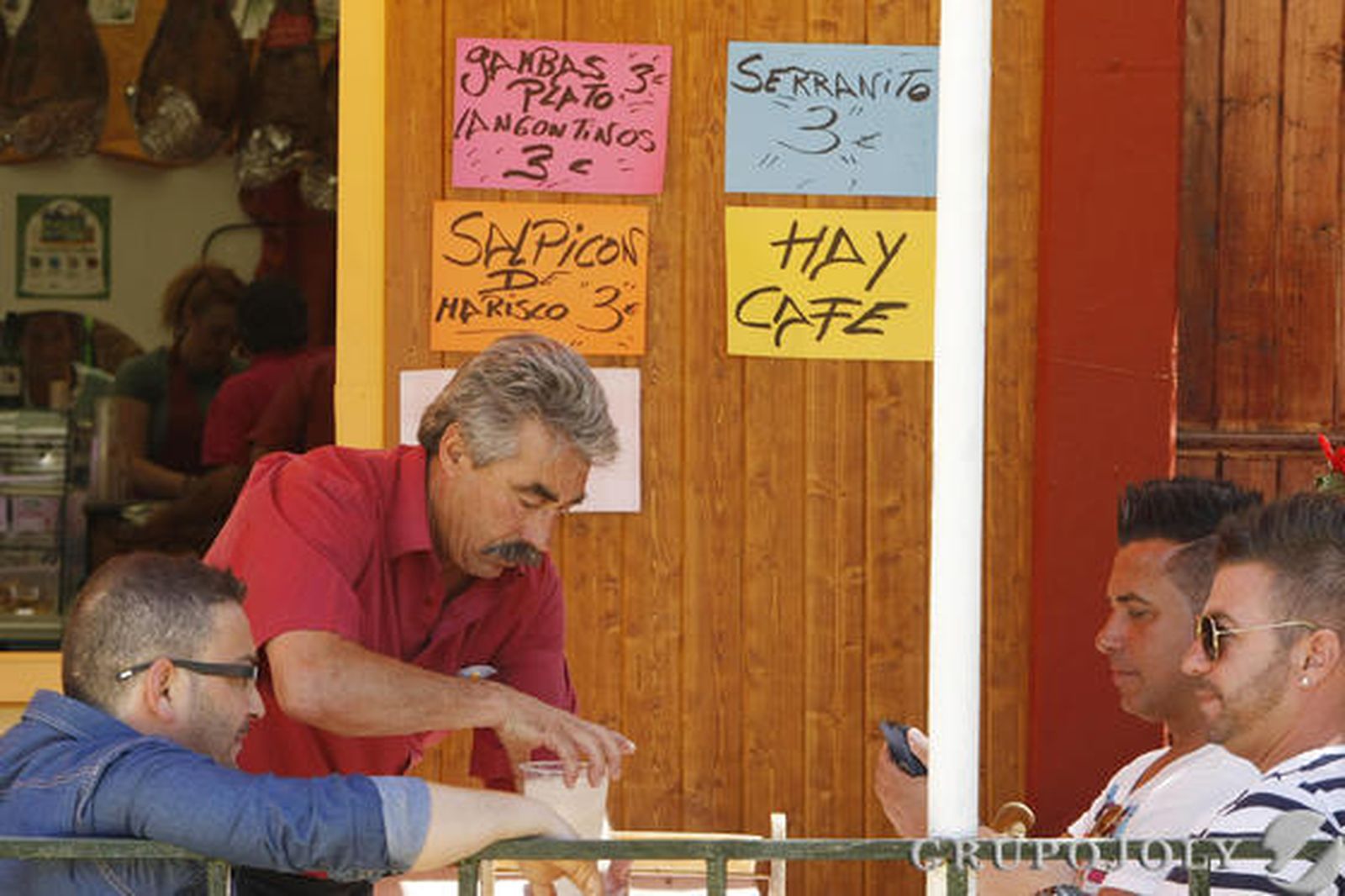 Carteles con ofertas en una caseta del recinto ferial.

Foto: Pascual