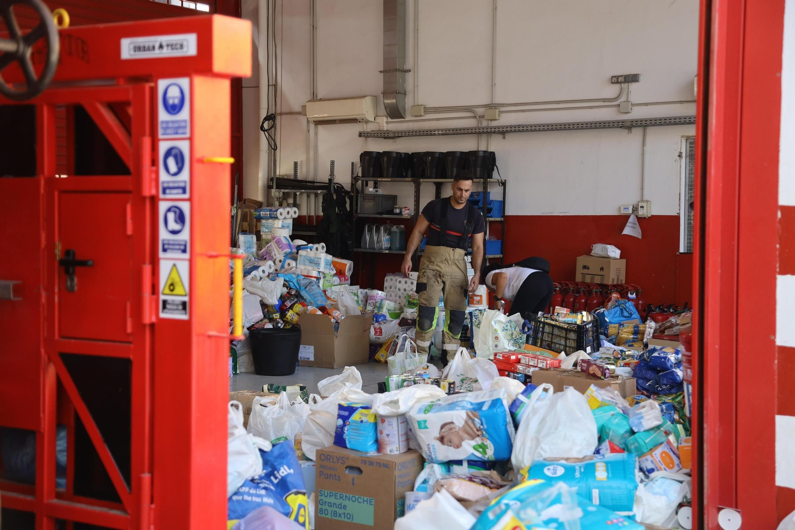 Donaciones en los parques de bomberos de Málaga para Valencia