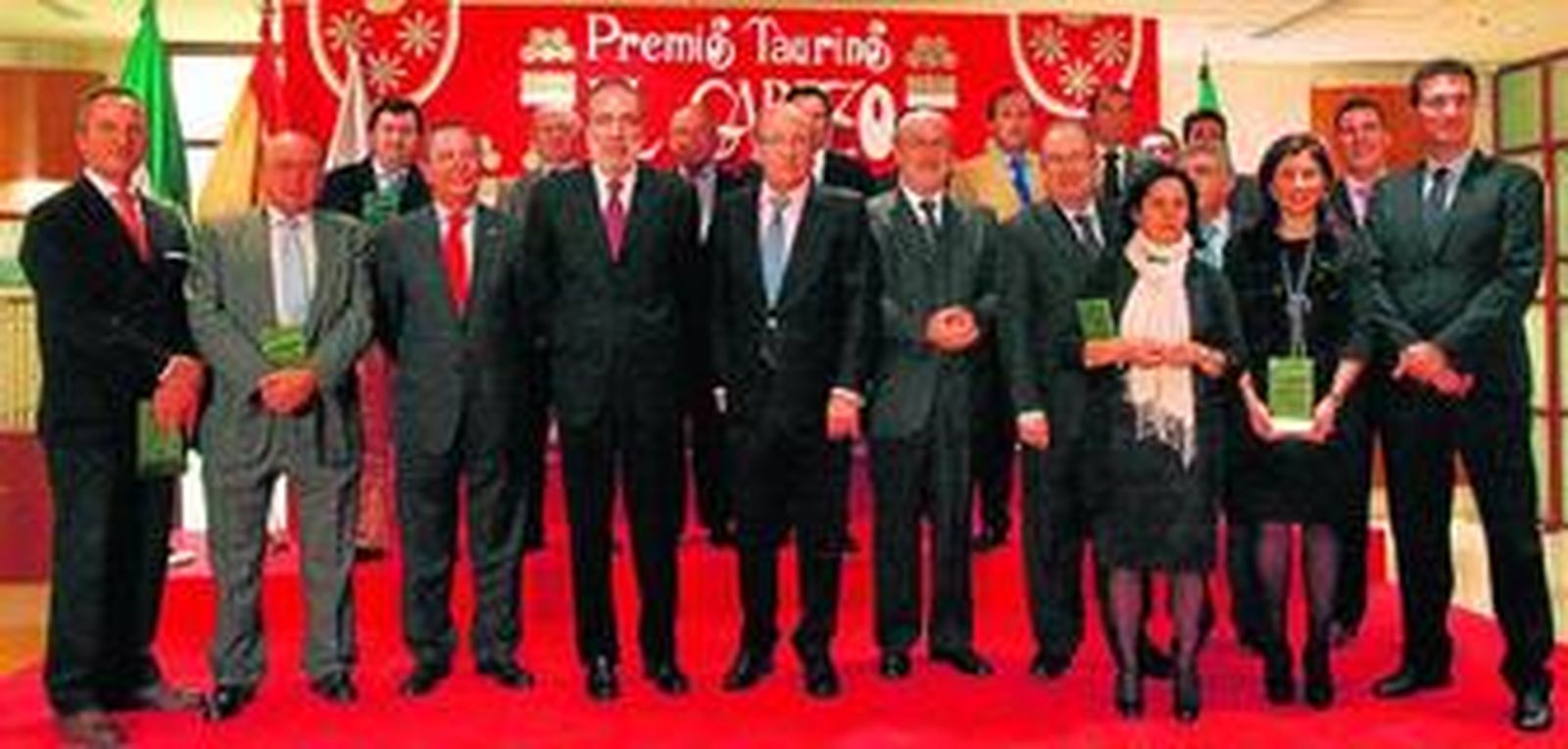 Foto de familia a la conclusión de la entrega de trofeos, posando juntos los galardonados las autoridades y el jurado de los Premios Taurinos El Cabezo.