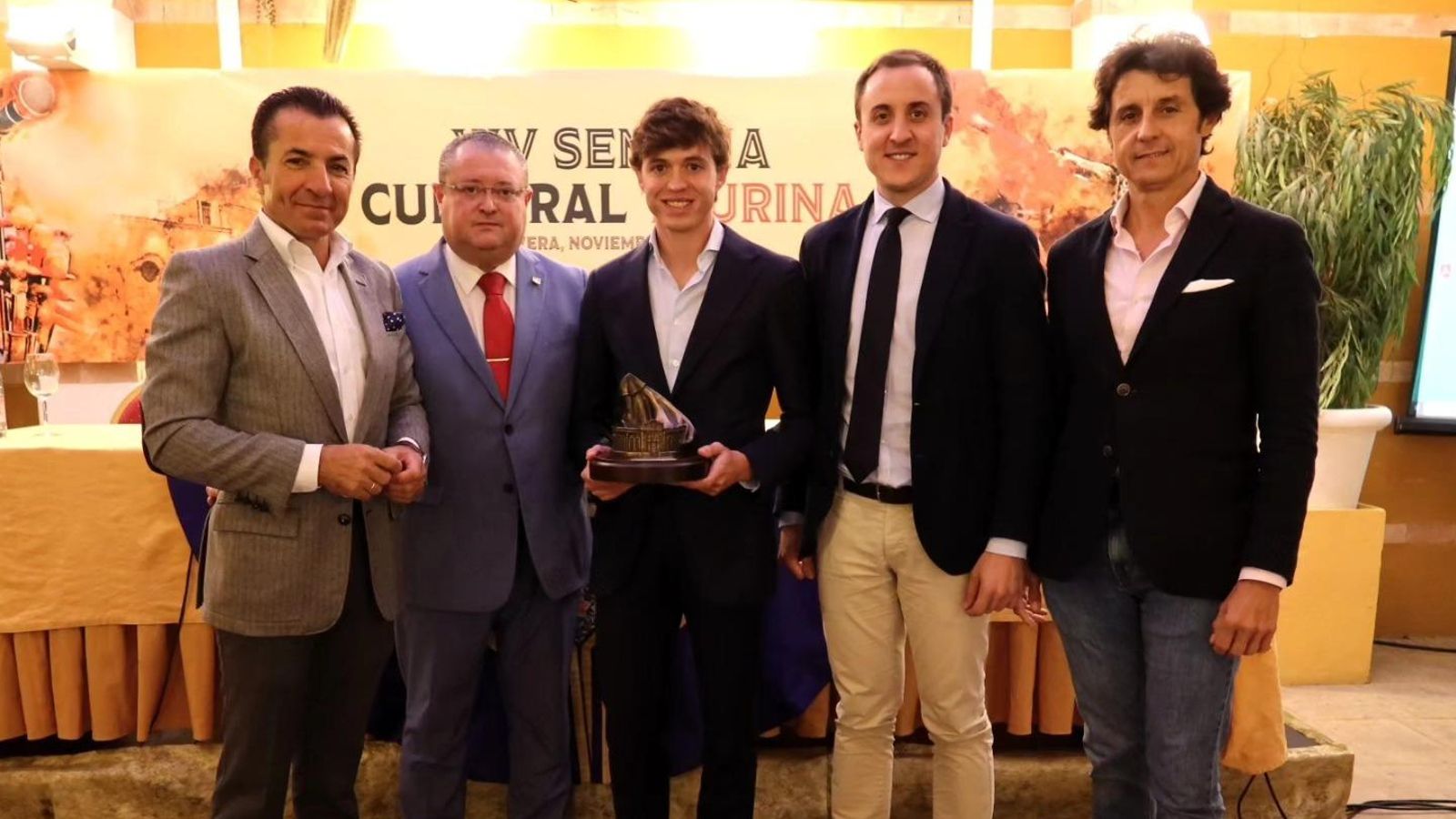 Entrega del trofeo Antonio Carmona al torero Jorge Martínez en 2023.