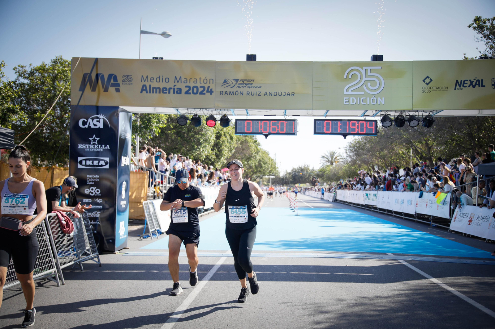 Imágenes de la llegada de la Media maratón Ciudad de Almería
