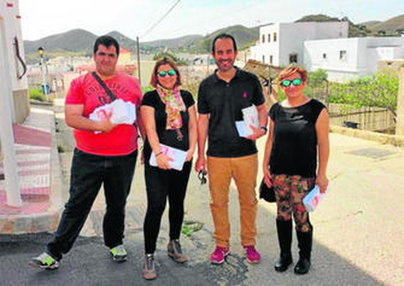José Luis Amérigo (tercero por la izquierda) con varios miembros de su candidatura en una vista a una de las barriadas de Carboneras.