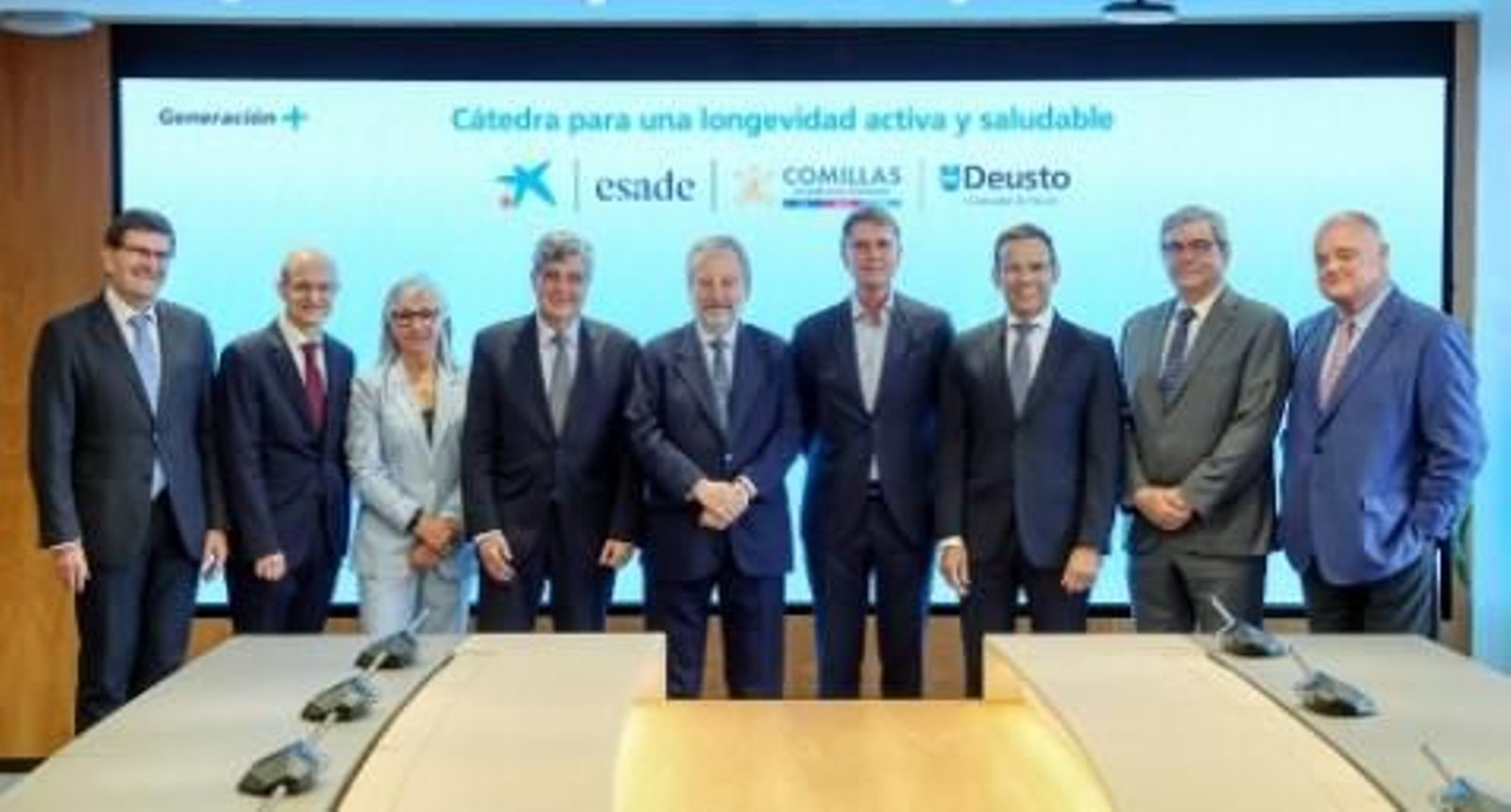 De izquierda a derecha: Juan José Etxeberria, rector de la Universidad de Deusto; Javier Valle, consejero director general de VidaCaixa; Mar Vila, vicedecana de Esade Business School; Josep Maria Coronas, director general de Fundación “la Caixa”; Tomás Muniesa, presidente de CaixaBank; Jaume Guardiola, presidente del Patronato de la Fundación Esade; Jaume Masana, director de negocio de CaixaBank ; Antonio Allende SJ, rector de la Universidad Pontifica Comillas; y Sergi Loughney, director general adjunto de Asuntos Corporativos de Fundación “la Caixa” escenifican el acuerdo.