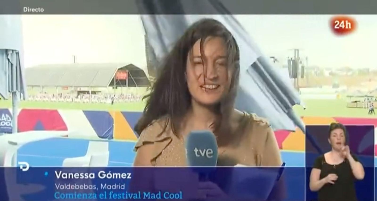 VÍDEO: Susto en pleno Telediario: se cae una sombrilla sobre la reportera