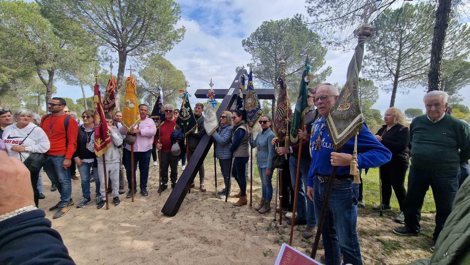 El Vía Crucis se desarrolló en el Camino de los Llanos. El Vía Crucis se desarrolló en el Camino de los Llanos.