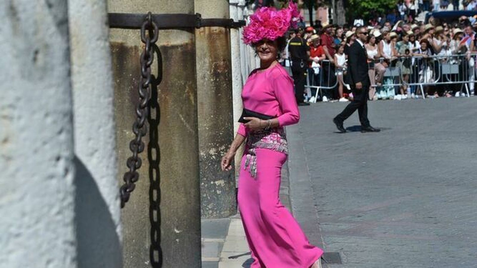 Naty Abascal, de rosa fucsia y rompiendo el protocolo,