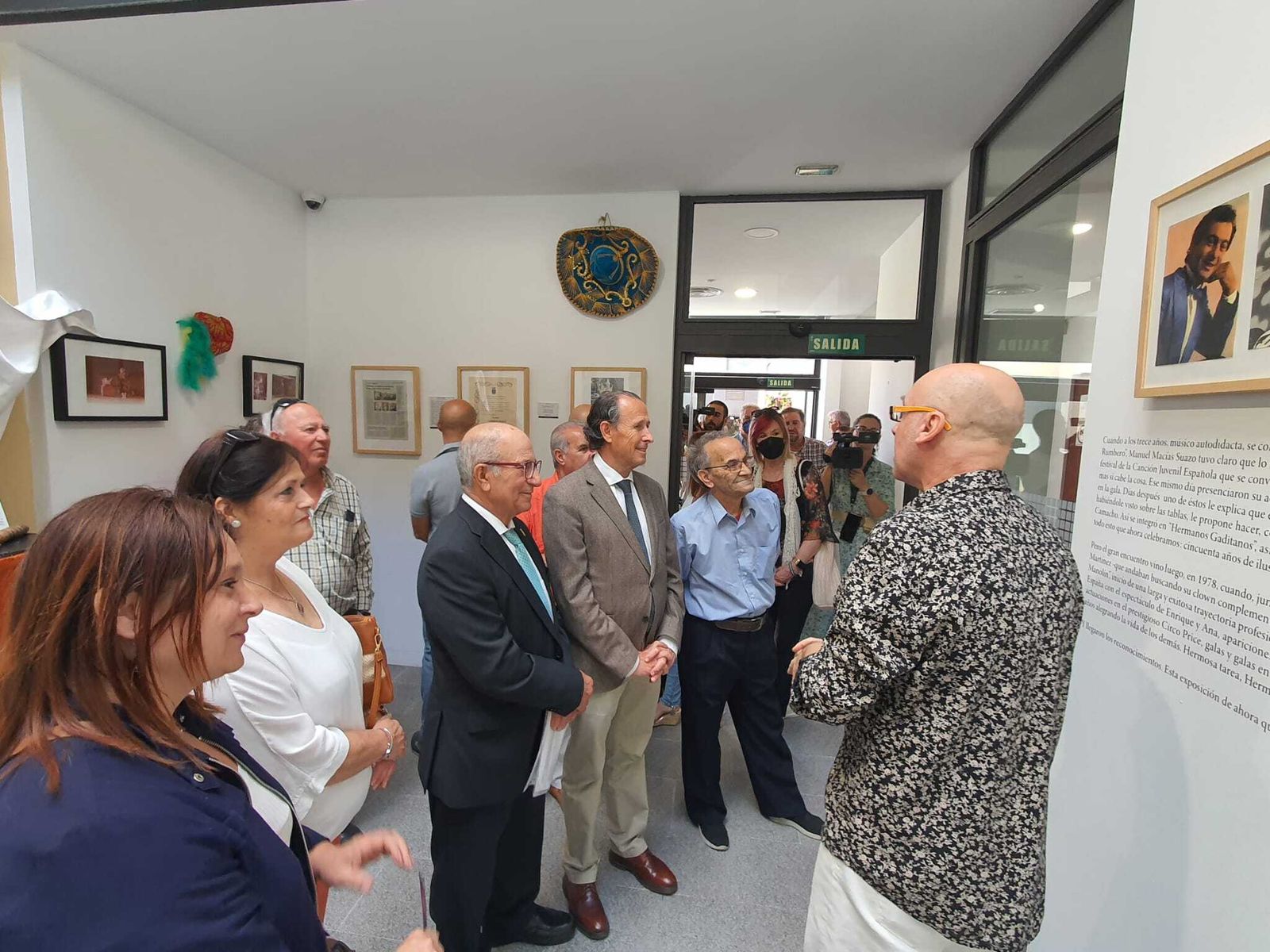 El alcalde, durante su visita a la exposición, junto a Manolo Macías Suazo.