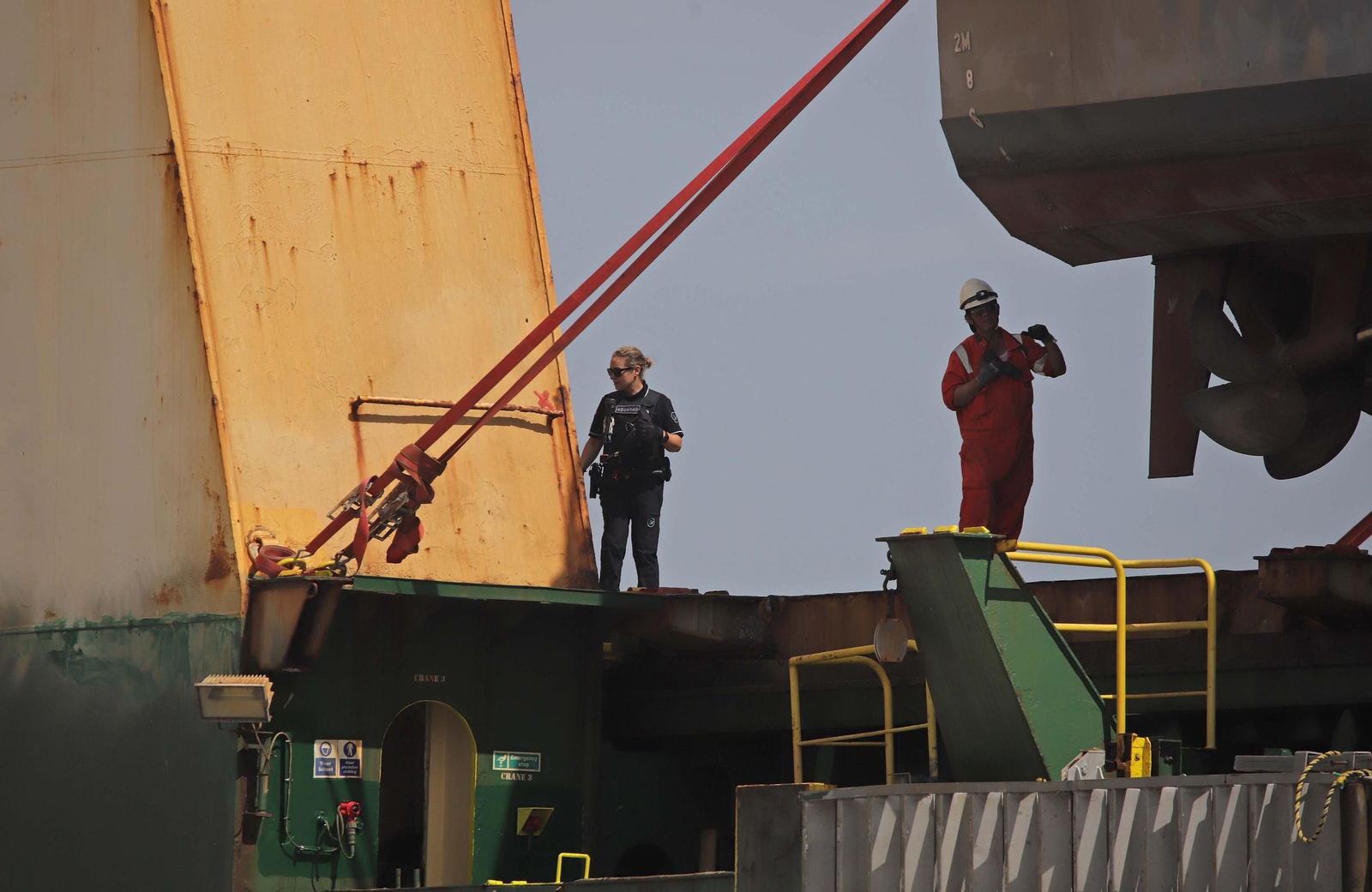 Fotos del dispositivo de descarga de las embarcaciones del buque Lila Mumbai en el Puerto de Algeciras