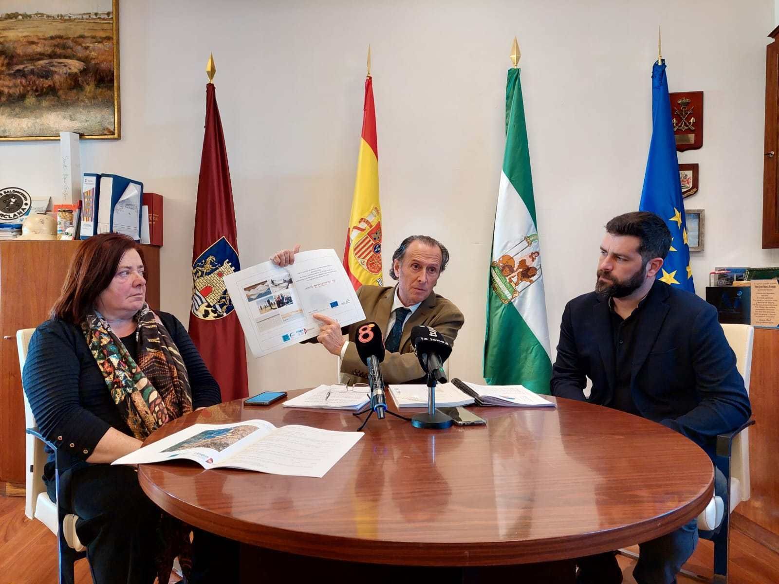 El alcalde, José María Román, muestra la documentación del proyecto para las salinas de Carboneros.