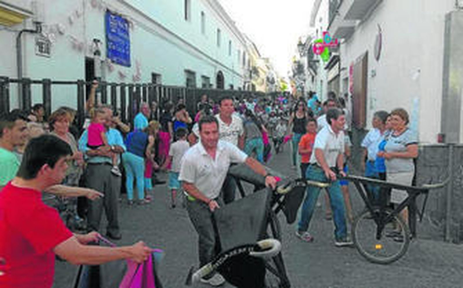Los más pequeños disfrutaron ayer de la suelta de unos toros carretones, llamados 'toritos' en Paterna.