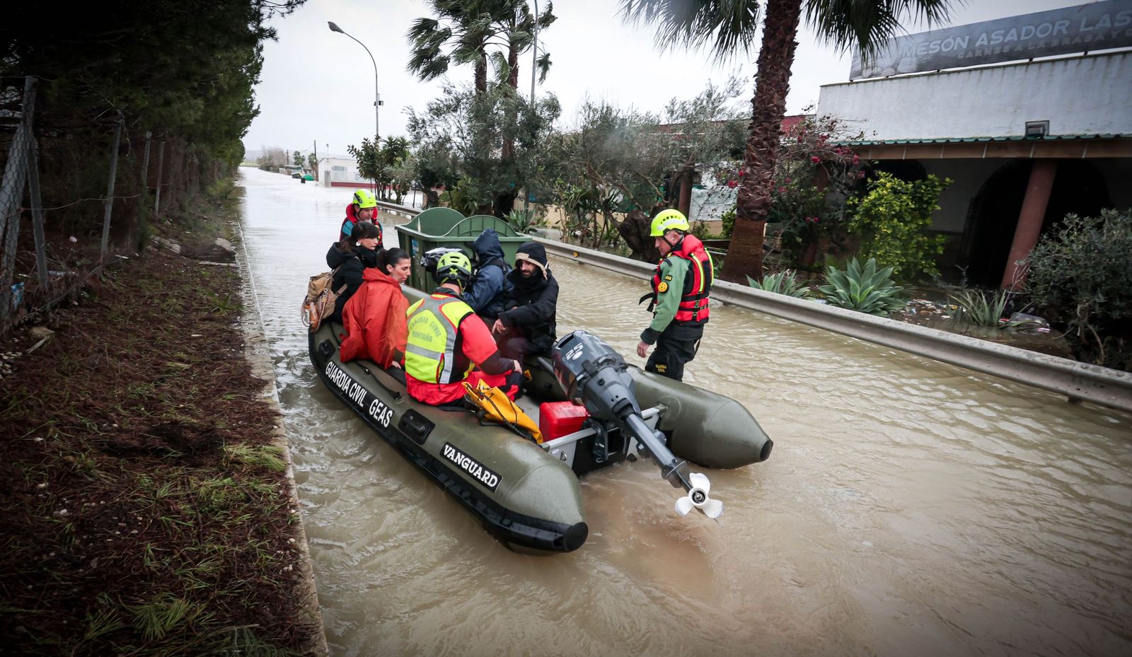 Así trabajan los grupos de élite de la Guardia Civil en las inundaciones en Jerez