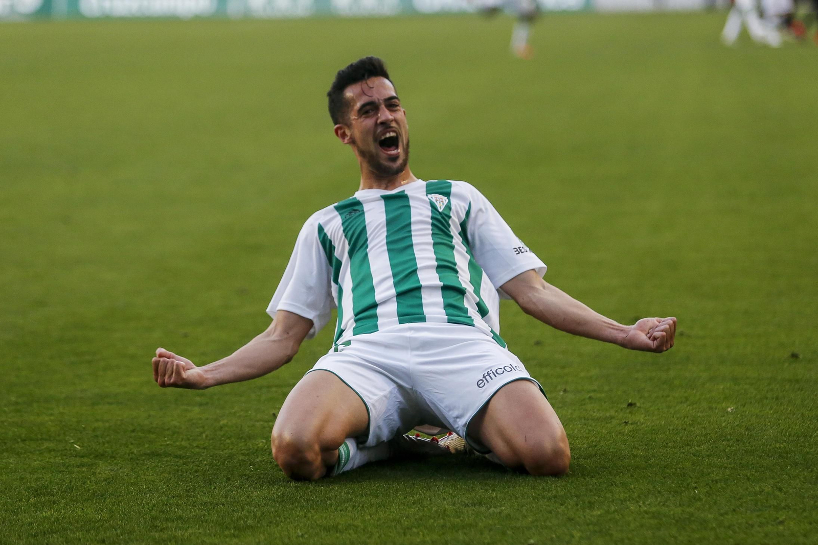 Iván Navarro celebra el gol que le hizo al Sevilla Atlético en El Arcángel.