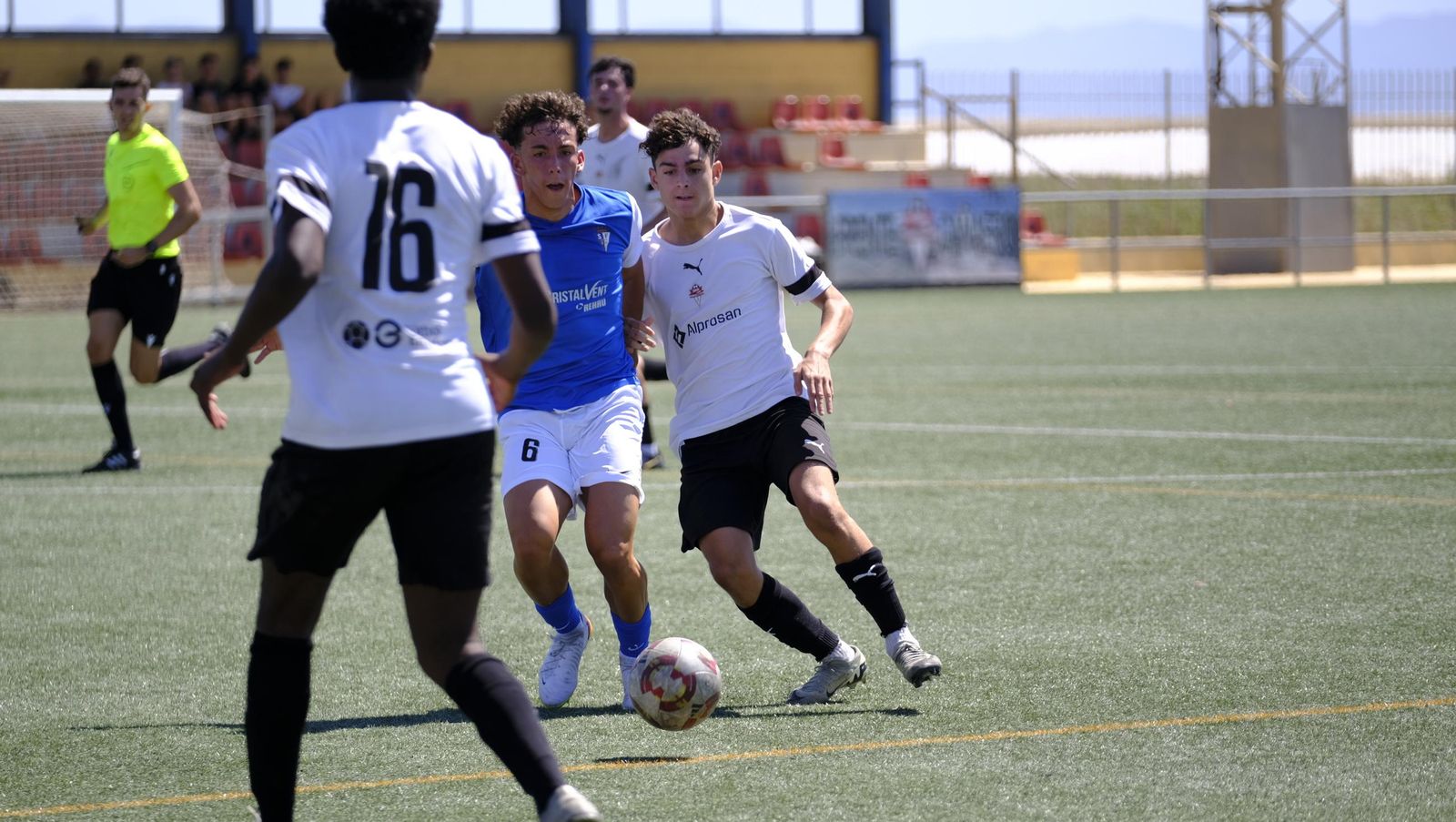 Un jugador del conjunto cañaero presiona a un rival durante un encuentro de esta temporada disputado en la barriada almeriense.