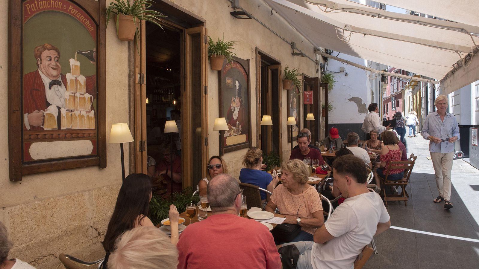 Una terraza de veladores en Santa Cruz.