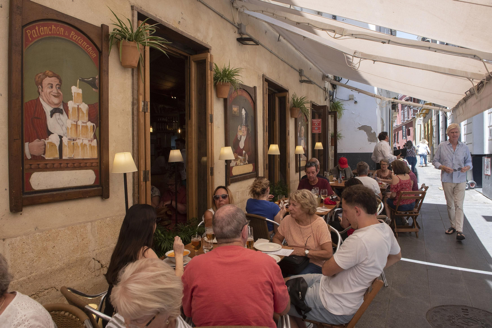 Una terraza de veladores en Santa Cruz.