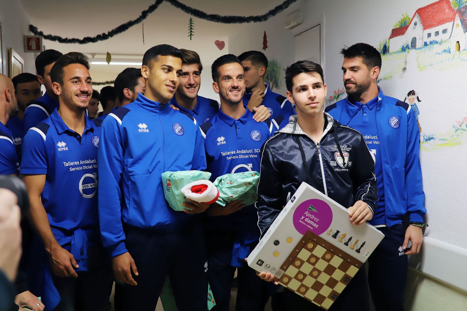 Enrega de regalos a los niños del Hospital del Xerez DFC