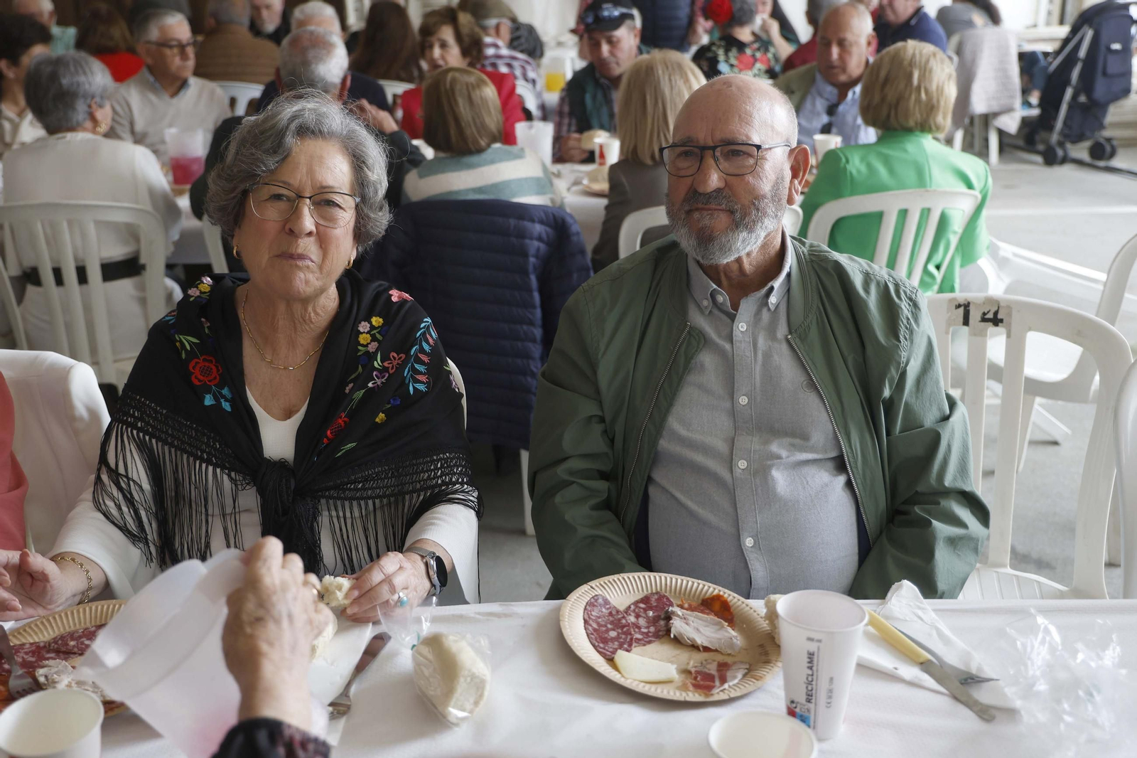 Fotos del almuerzo para mayores en la Feria de Castellar