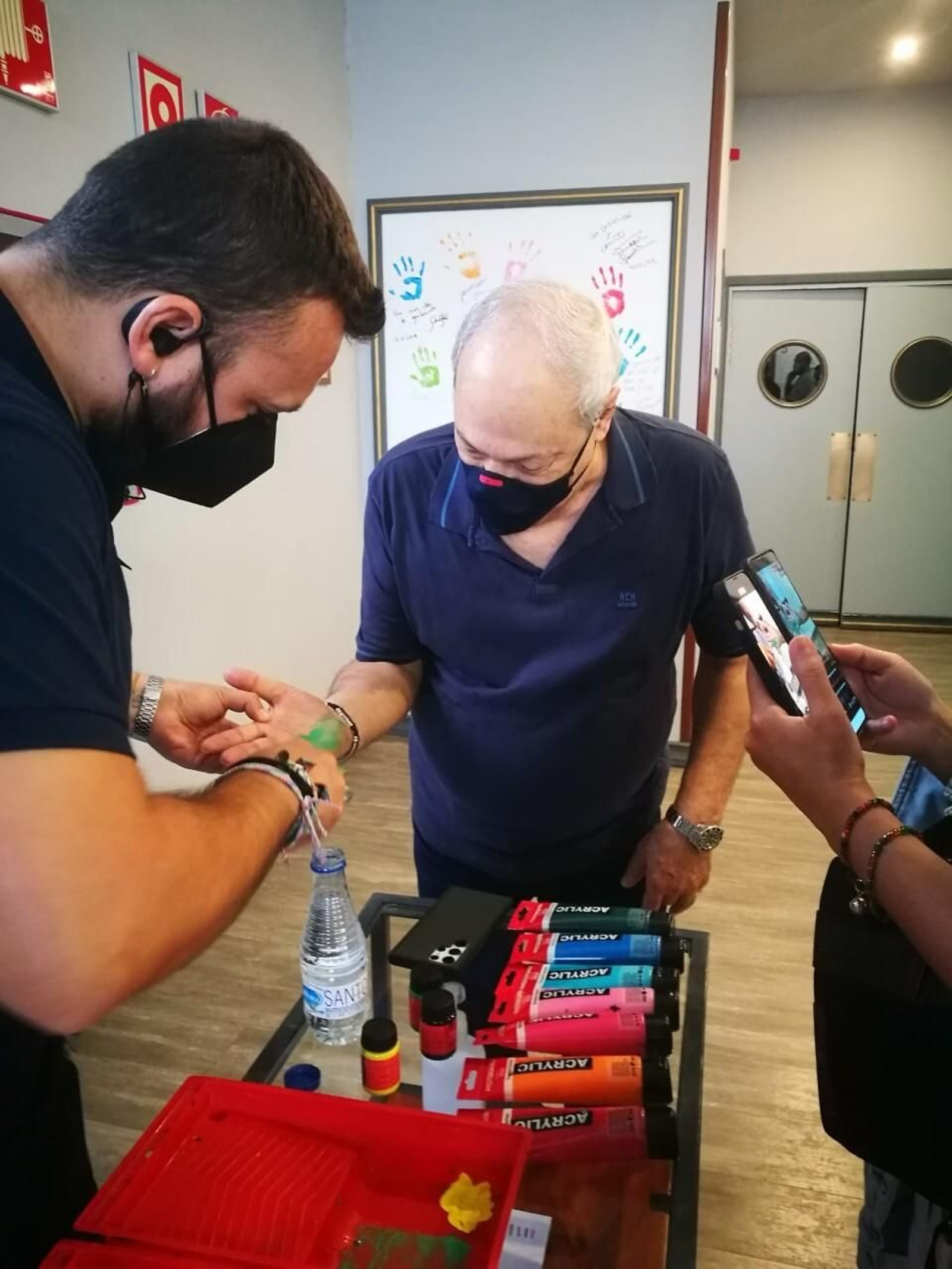 Impregnan de pintura la mano de Toquinho para dejar la huella. Impregnan de pintura la mano de Toquinho para dejar la huella.