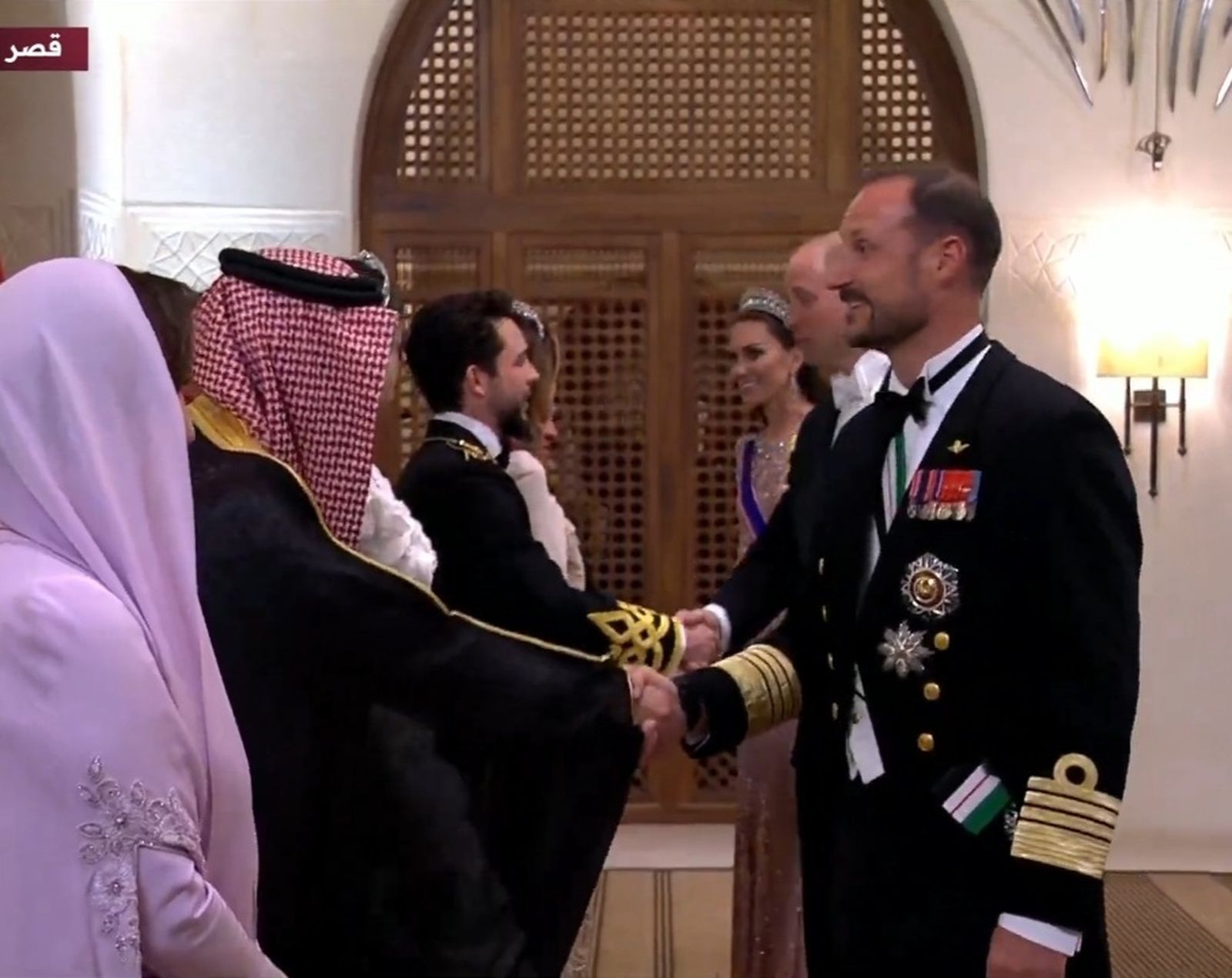 El heredero de Noruega, Haakon, saluda a los novios