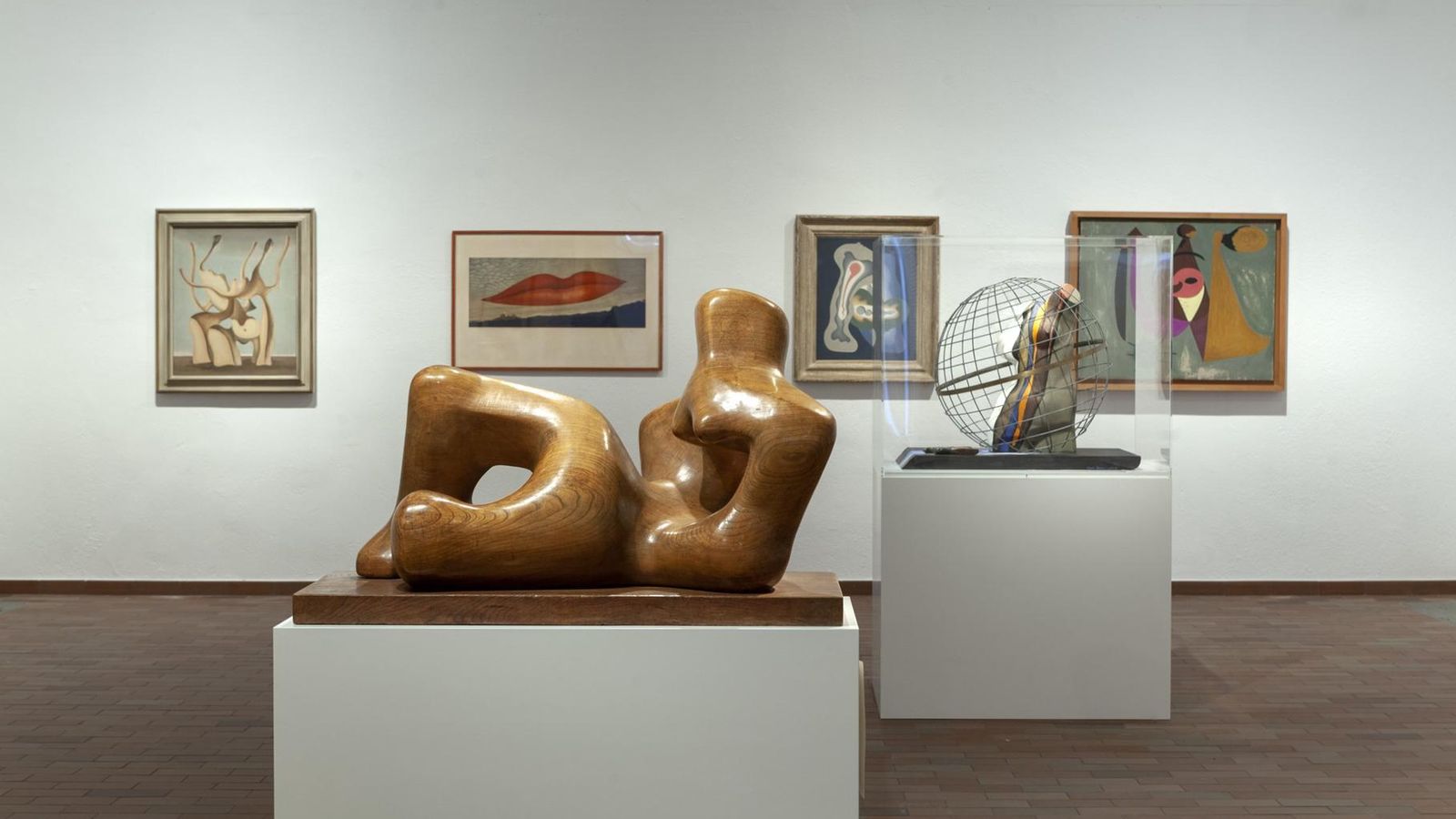 Trabajos de Henry Moore y Man Ray (con los labios de Miller) en la muestra.