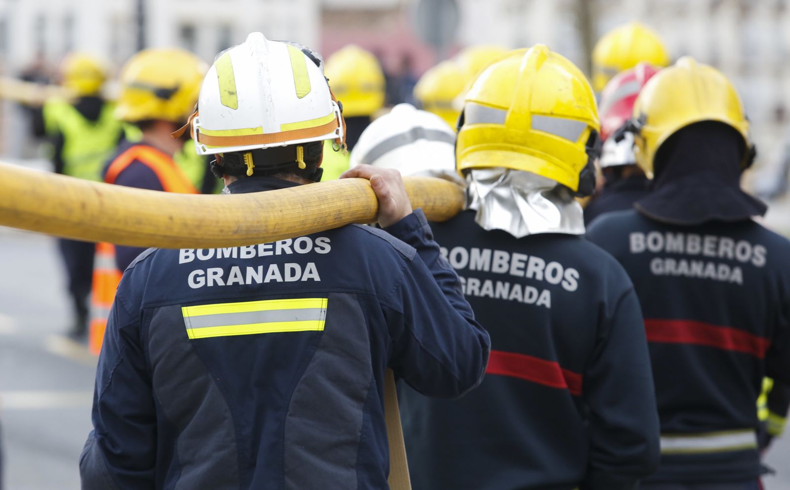 Las imágenes de la 'marcha fúnebre' de los bomberos en Málaga