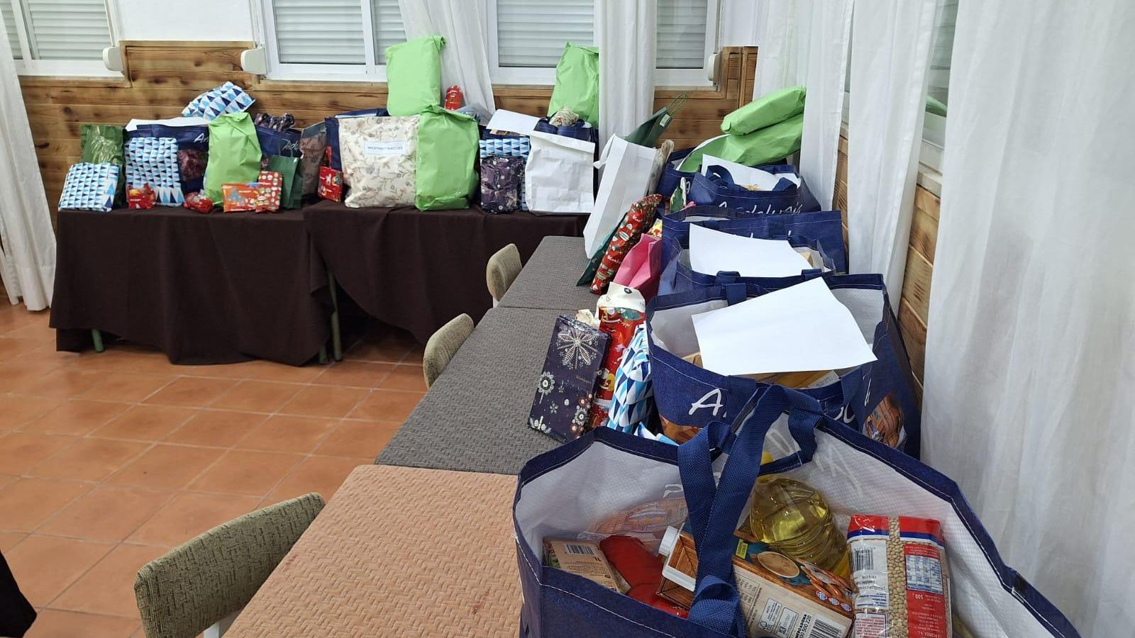 Algunas de las bolsas que se han entregado a las familias.