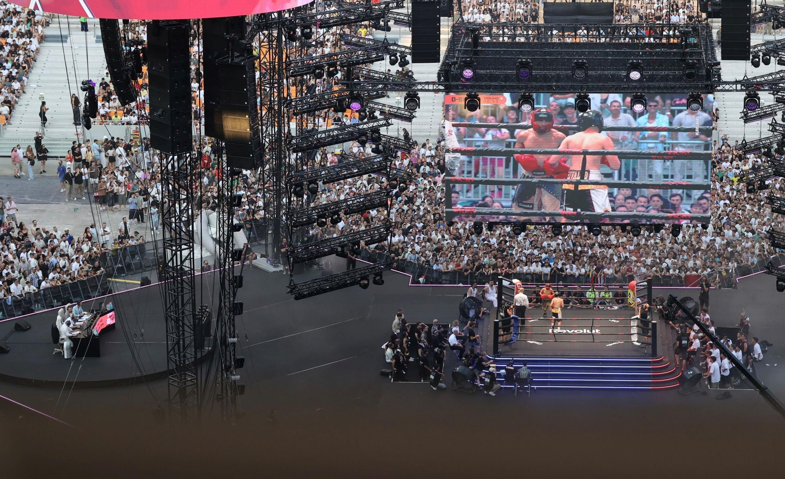 Las imágenes del lleno en el estado de la Cartuja por la Velada del Año 5