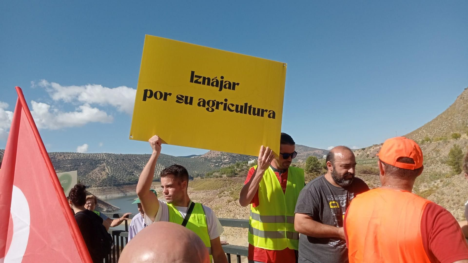 La protesta de Iznájar por el mal estado de las infraestructuras y los servicios públicos, en fotografías