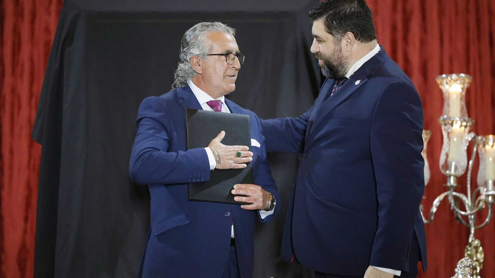 José Manuel Cristo Álvarez, recibiendo las pretapas de la mano del presidente del Consejo.