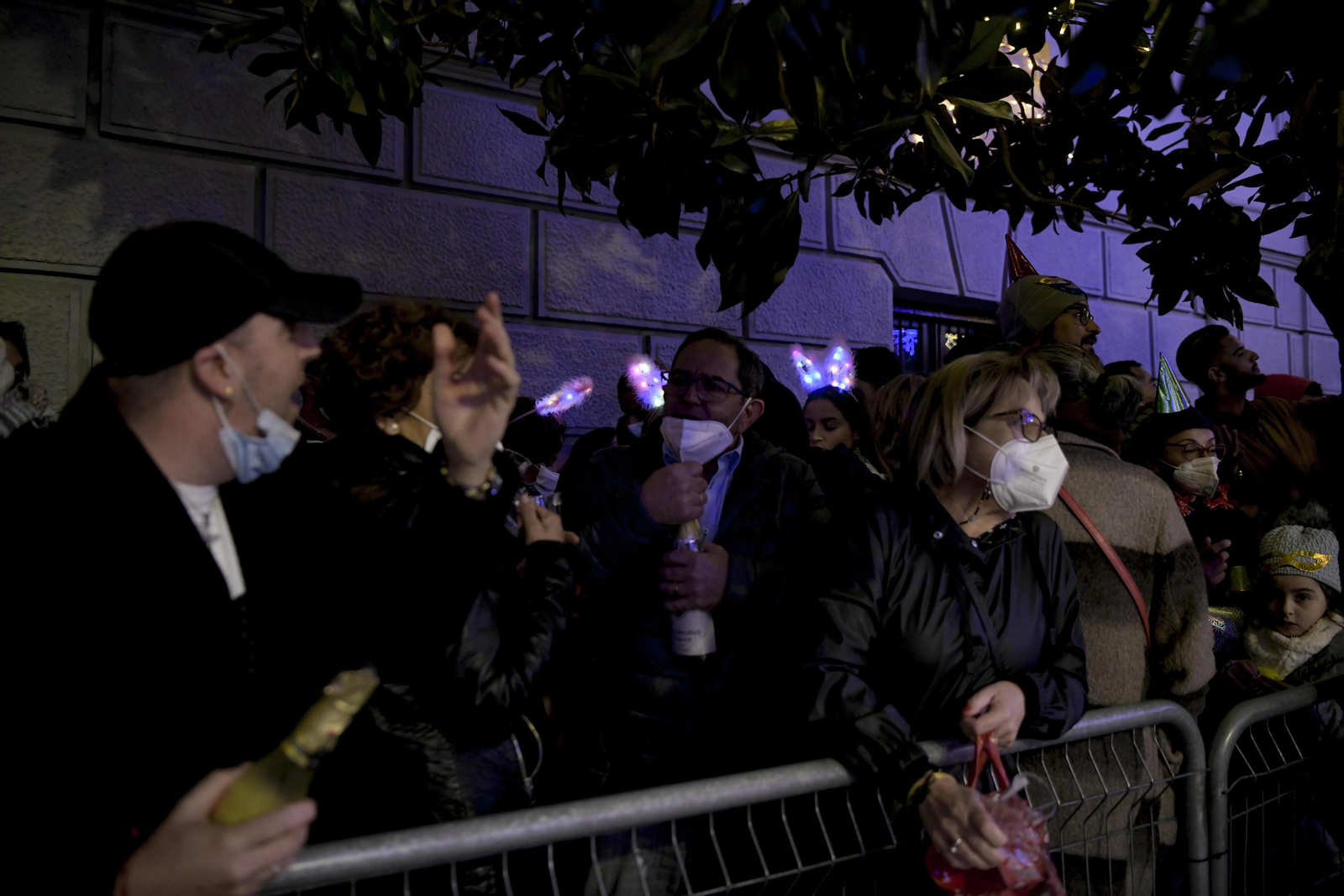 Así fue la Nochevieja 2021 en Granada, en imágenes: uvas en una Plaza del Carmen vallada y ambiente de fiesta en la calle